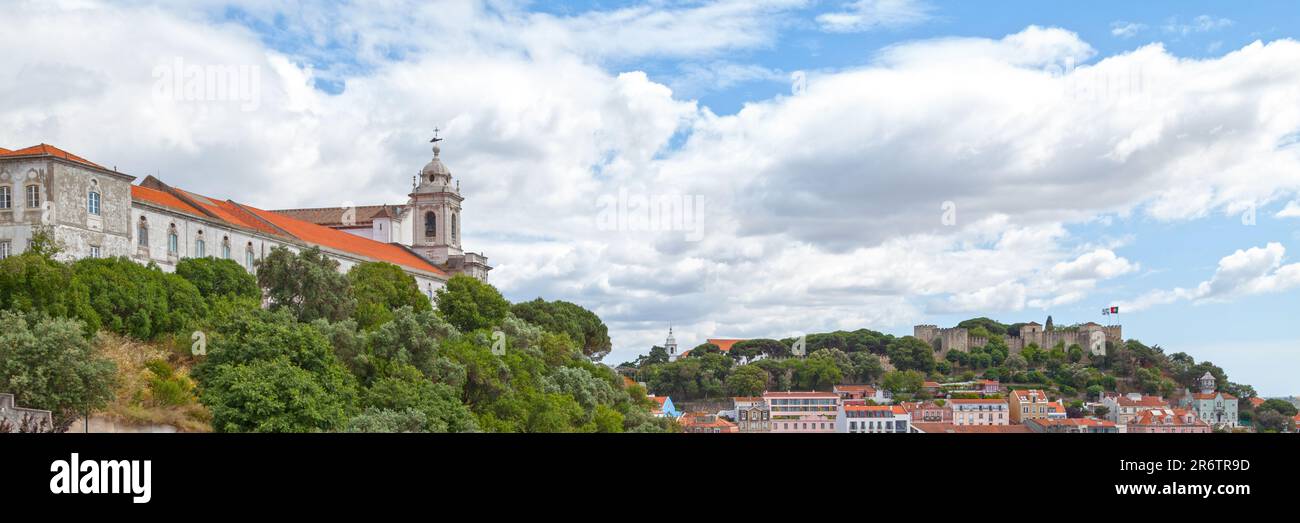 Vista panoramica della Chiesa e del convento di Graca (portoghese: Igreja e convento da Graca) con il castello di São Jorge sullo sfondo. Foto Stock