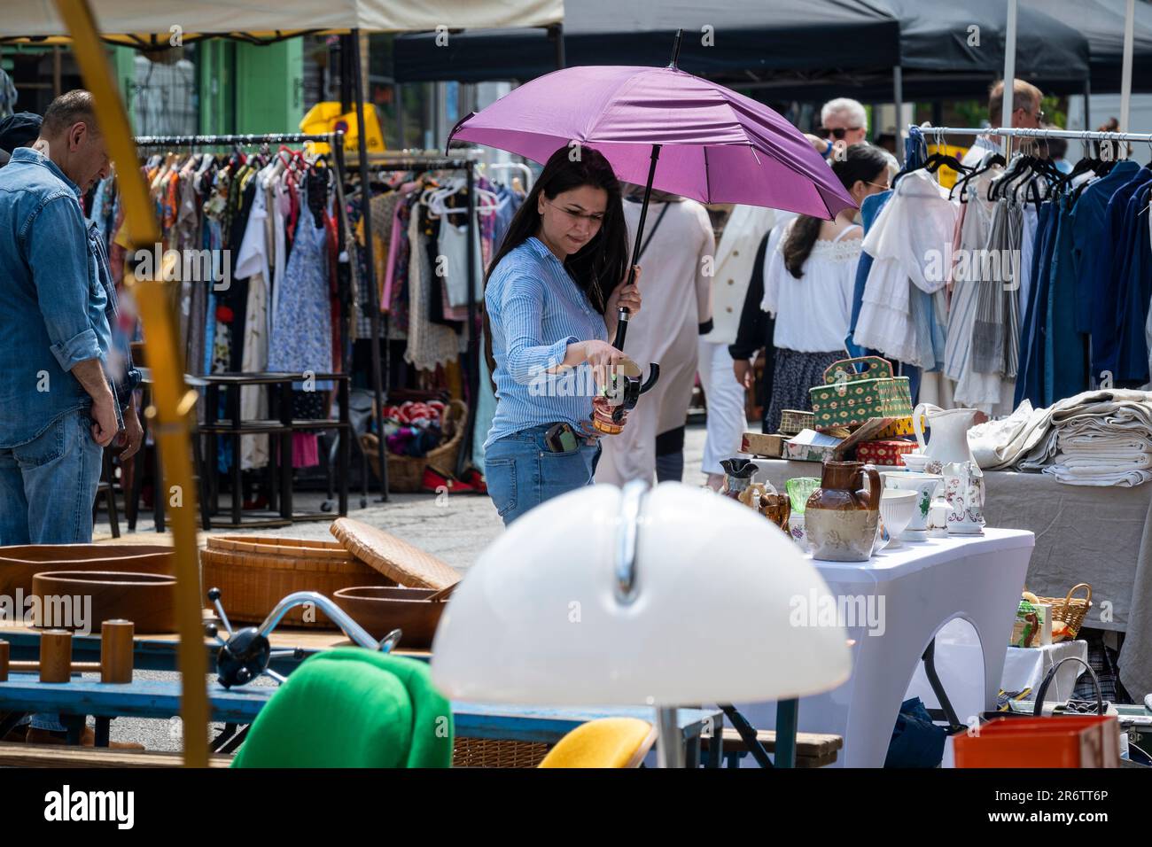 Londra, Regno Unito. 11 giugno 2023. Un visitatore porta con sé un ombrello durante il caldo del 30C presso la Church Street Antiques Fair di Marylebone, che ritorna dopo quattro anni. Oltre 60 commercianti di antiquariato, d'epoca e d'arte da tutta Londra e dal Regno Unito, oltre ai 18 negozi di antiquariato e gallerie su Church Street, e i 80 rivenditori del mercato dell'antiquariato di Alfies stanno partecipando a una celebrazione di un giorno di arte, antiquariato, vintage e design. Credit: Stephen Chung / Alamy Live News Foto Stock