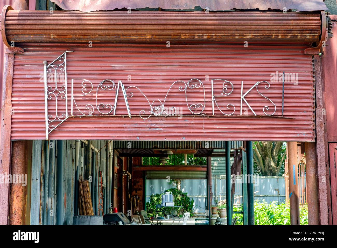 NEW ORLEANS, LA, USA - 10 GIUGNO 2023: Ironworks Coffee Shop in Piety Street, nel quartiere di Bywater Foto Stock