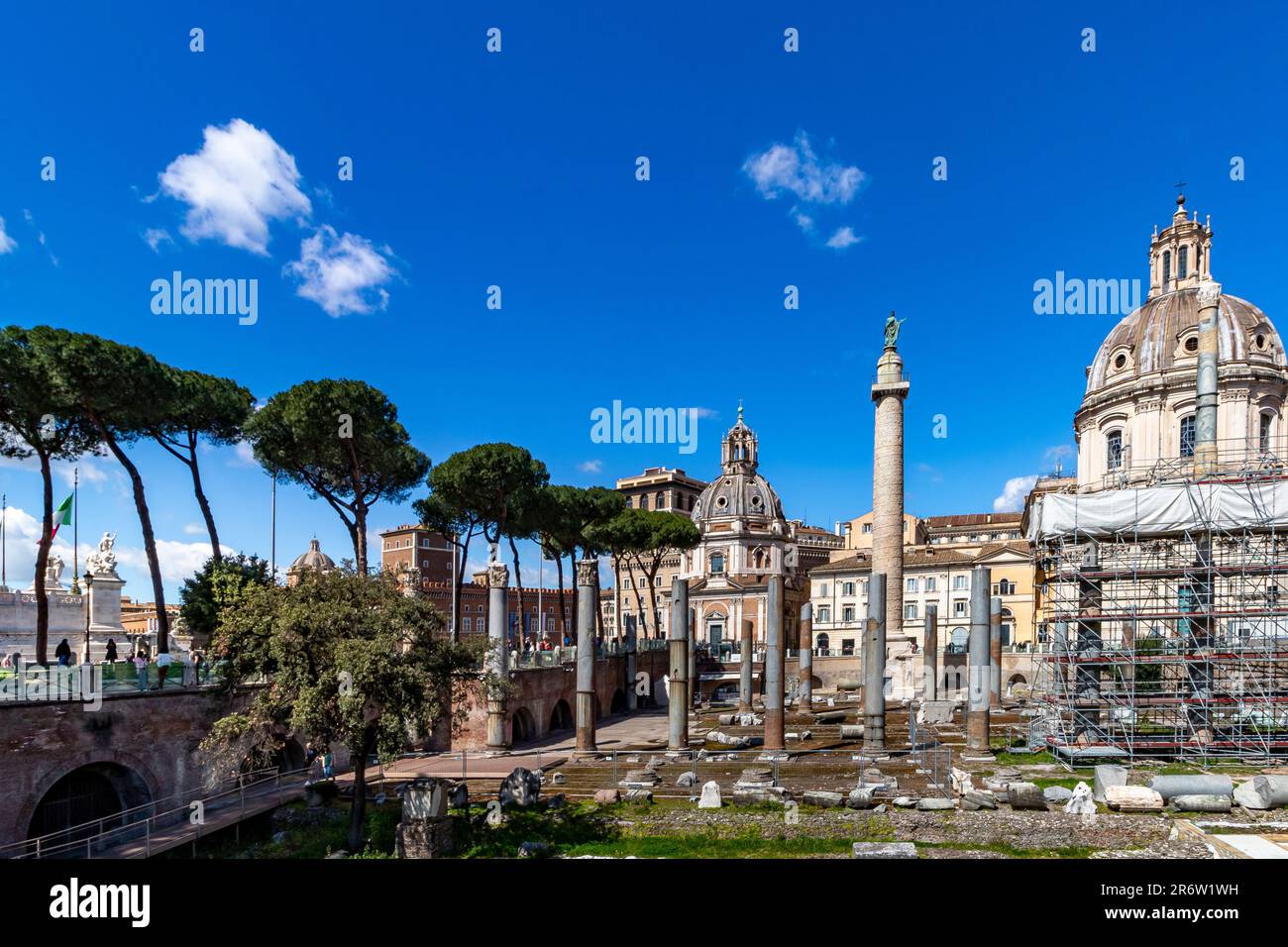 Foro di Traiano con Santa Maria di Loreto, chiesa del 16th° secolo sullo sfondo, vista da Via dei fori Imperiali, Roma, Italia Foto Stock