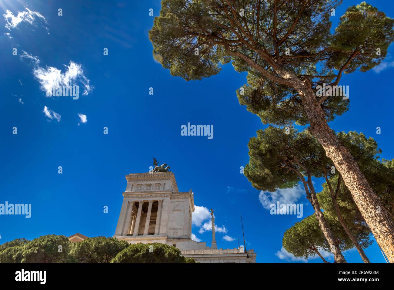 Il monumento Vittorio Emanuele II visto tra pini di pietra (Pinus pinea) a Roma, Italia Foto Stock