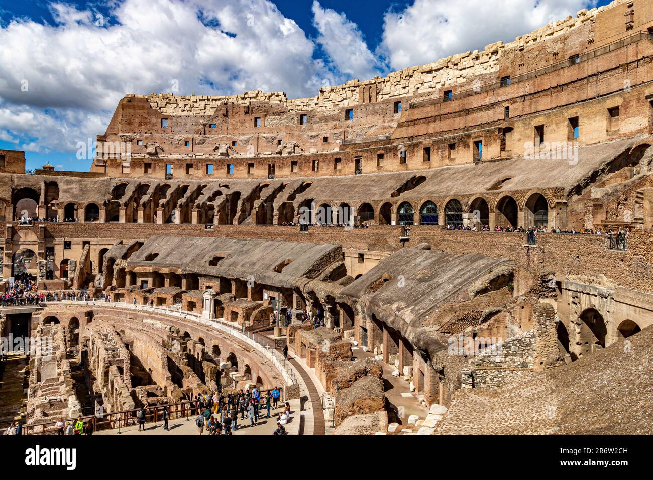 L'arena e l'ipogeo all'interno del Colosseo di Roma, il più grande anfiteatro costruito durante l'Impero Romano, Roma, Italia Foto Stock