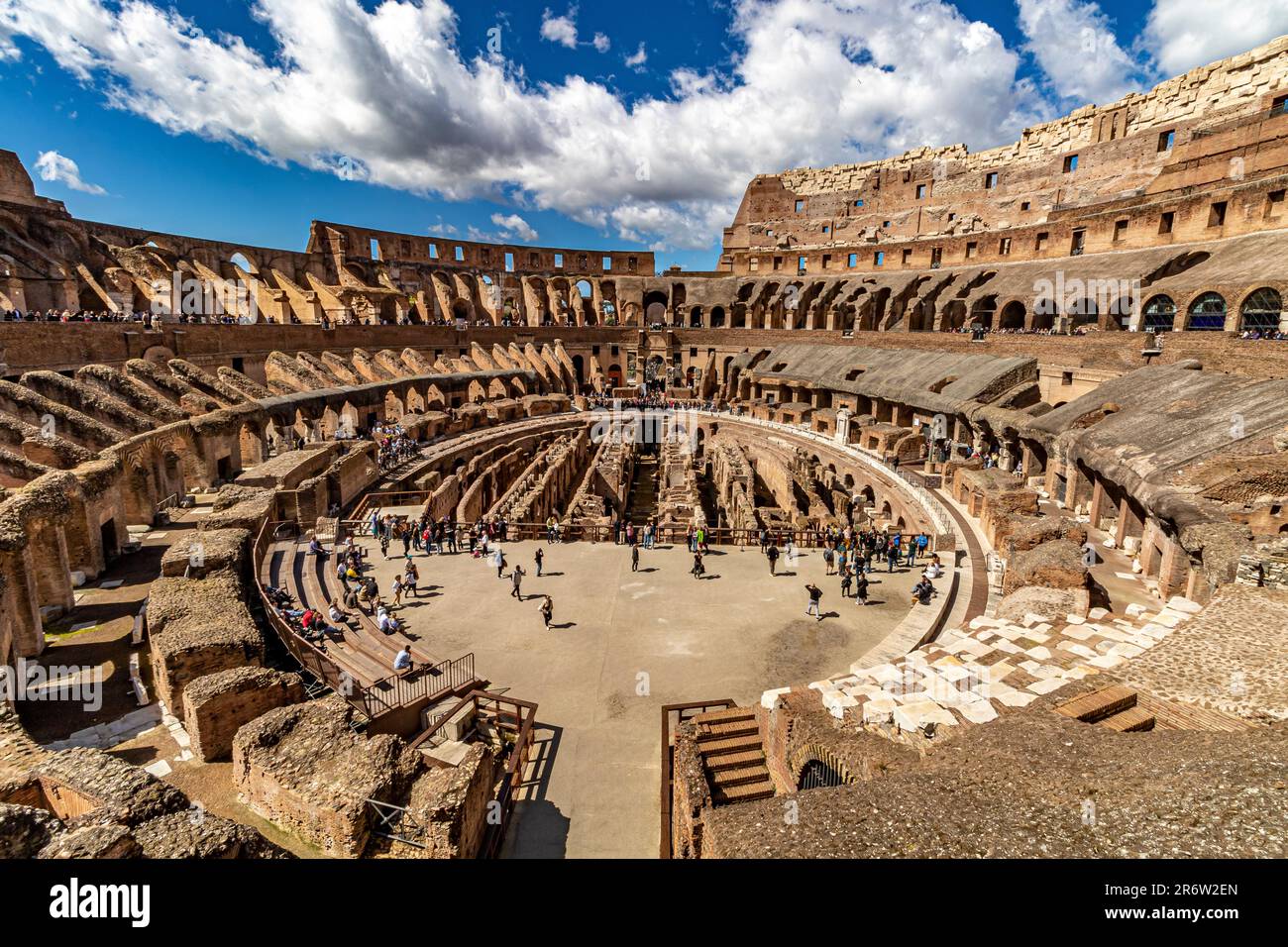 L'arena e l'ipogeo all'interno del Colosseo di Roma, il più grande anfiteatro costruito durante l'Impero Romano, Roma, Italia Foto Stock