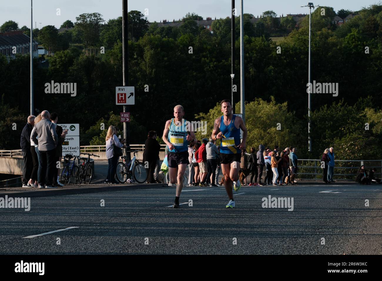 Newcastle upon Tyne UK 9th giugno 2023 Blaydon corre concorrenti che attraversano il Tyne a Scotswood Bridge, corridori, evento sportivo Foto Stock
