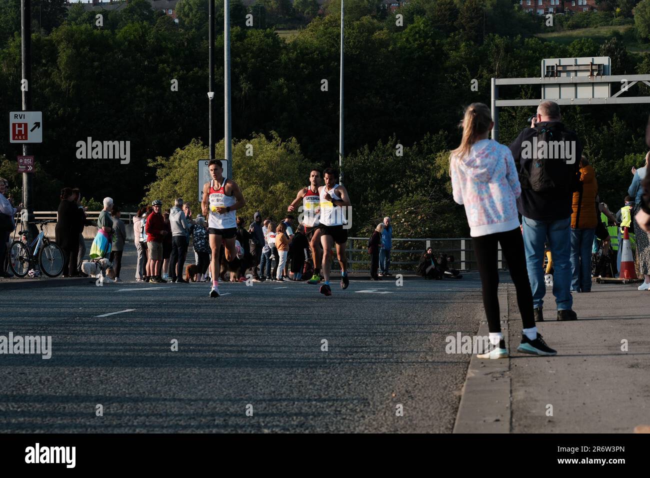 Newcastle upon Tyne UK 9th giugno 2023 Blaydon corre concorrenti che attraversano il Tyne a Scotswood Bridge, corridori, evento sportivo Foto Stock