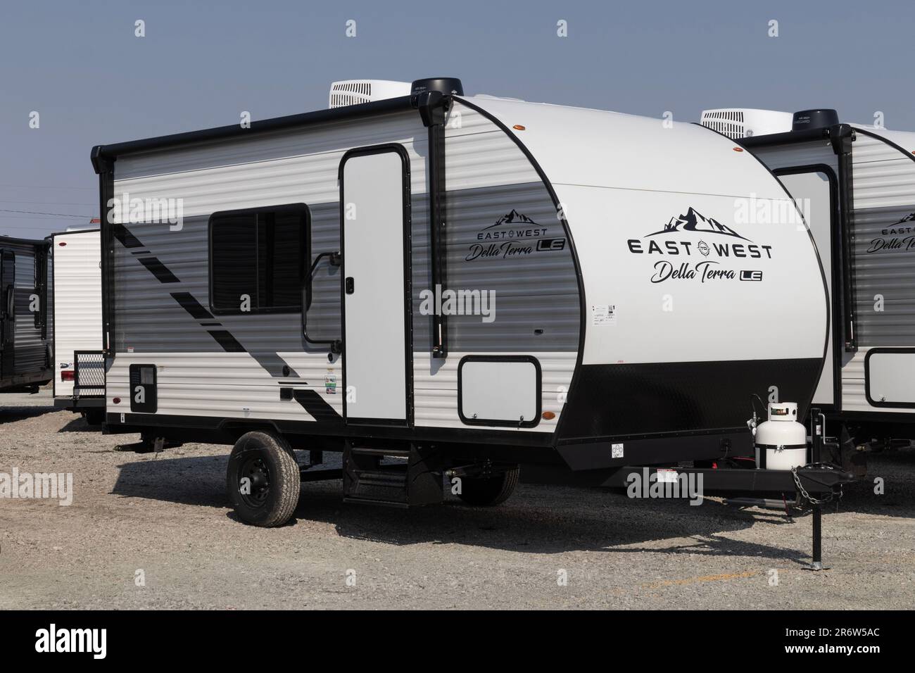 Bunker Hill - 8 aprile 2023: Da est a ovest della Terra Travel Trailer. Da est a ovest fa parte del Forest River RV e di una filiale del Berkshire Hathaway. Foto Stock