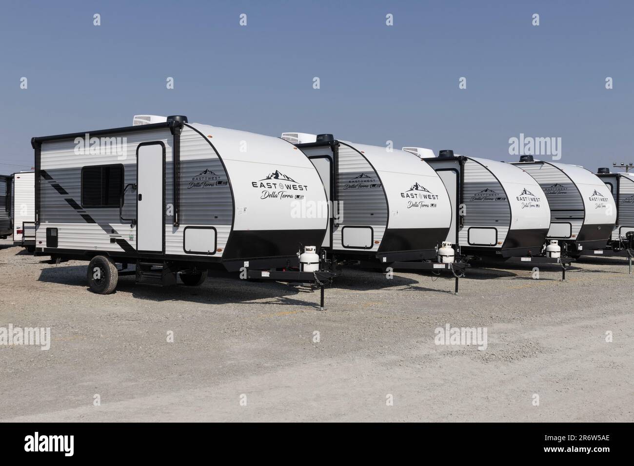 Bunker Hill - 8 aprile 2023: Da est a ovest della Terra Travel Trailer. Da est a ovest fa parte del Forest River RV e di una filiale del Berkshire Hathaway. Foto Stock