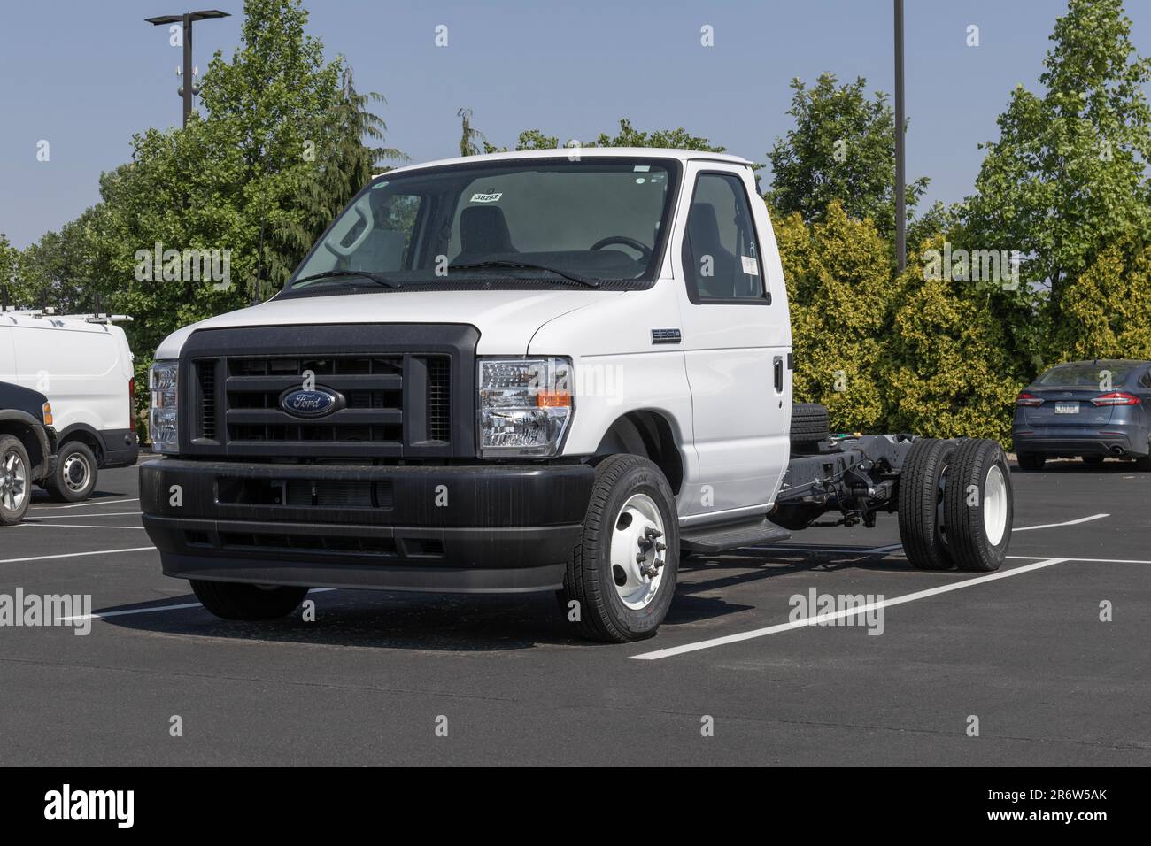 Sionsville - 10 giugno 2023: Ford e-350 Dual Rear Wheel cutaway Truck display presso una concessionaria. Ford offre il taglio E350 con un Premium 7,3L V8 engi Foto Stock