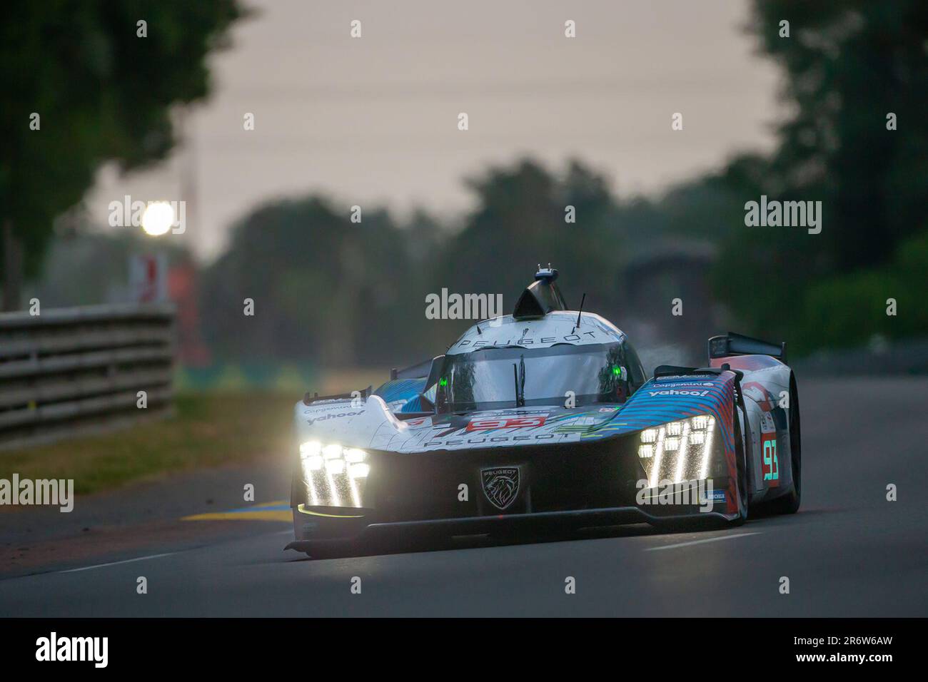 Le Mans, Francia. 11th giugno, 2023. #93, le Mans, Francia, sabato 10th GIUGNO 2023: Paul di resta, Mikel Jensen, Jean Eric Vergne, Team Peugeot Totalenergies, Peugeot 9X8 auto, Classe HYPERCAR, durante la gara della 24H di le Mans il 10th giugno . Il team Peugeot Totalenergies corre nella classe HYPERCAR nella 24 ore di le Mans evento sul circuito de la Sarthe, le Mans, Francia, raceday 11 GIUGNO 2023: Durante il 24H di le Mans il 11th 2023 giugno sul circuito de la Sarthe, immagine a pagamento, Foto copyright © Geert FRANQUET/ATP immagini (FRANQUET Geert /ATP/SPP) Credit: SPP Sport Press Photo. Foto Stock Le Mans, Francia. 11th giugno, 2023. #93, le Mans, Francia, sabato 10th GIUGNO 2023: Paul di resta, Mikel Jensen, Jean Eric Vergne, Team Peugeot Totalenergies, Peugeot 9X8 auto, Classe HYPERCAR, durante la gara della 24H di le Mans il 10th giugno . Il team Peugeot Totalenergies corre nella classe HYPERCAR nella 24 ore di le Mans evento sul circuito de la Sarthe, le Mans, Francia, raceday 11 GIUGNO 2023: Durante il 24H di le Mans il 11th 2023 giugno sul circuito de la Sarthe, immagine a pagamento, Foto copyright © Geert FRANQUET/ATP immagini (FRANQUET Geert /ATP/SPP) Credit: SPP Sport Press Photo. Foto Stock
