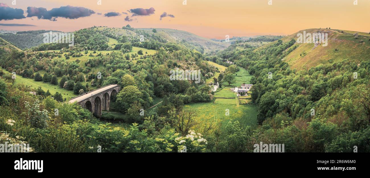 Paesaggio panoramico da Monsal Head che si affaccia sul viadotto del sentiero Monsal. Foto Stock