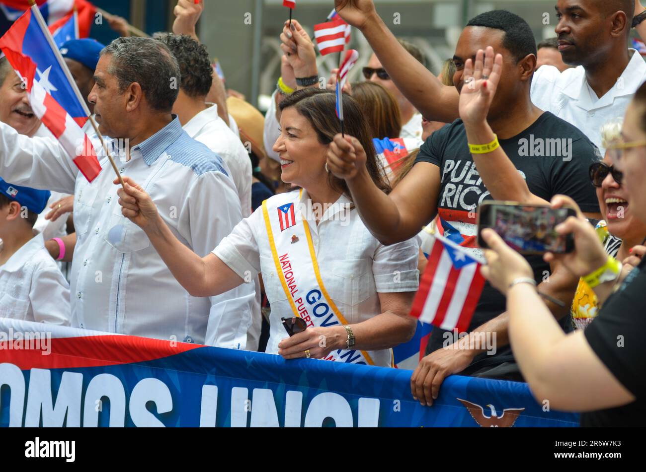 New York City, Stati Uniti. 11th giugno, 2023. Il governatore dello stato di New York Kathy Hochul (centro) marea lungo la Fifth Avenue, New York City durante la 66th° edizione annuale della Parata di Puerto Rican Day. Credit: Ryan Rahman/Alamy Live News Foto Stock