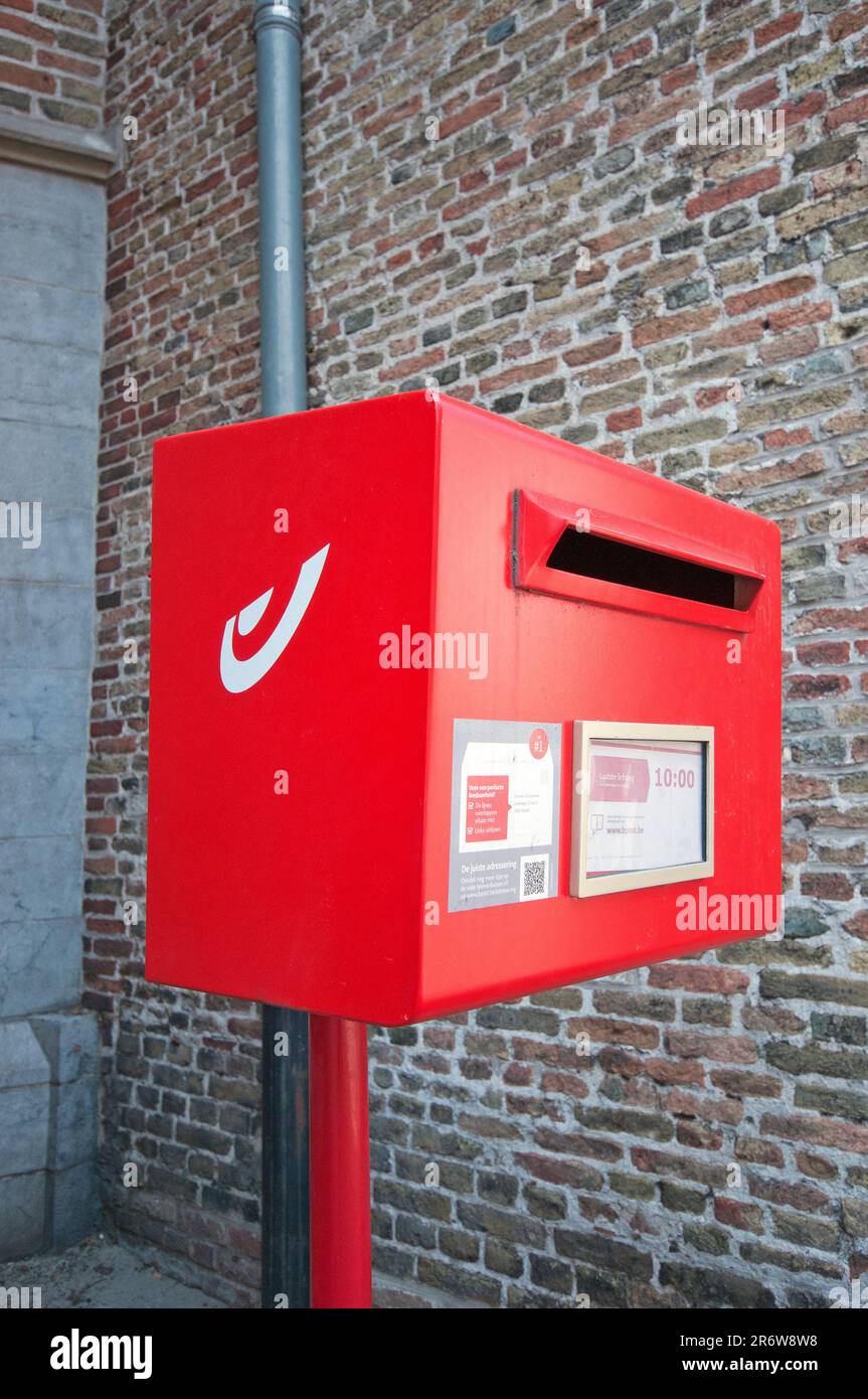 Casella postale rossa a Bruges, Fiandre, Belgio Foto Stock