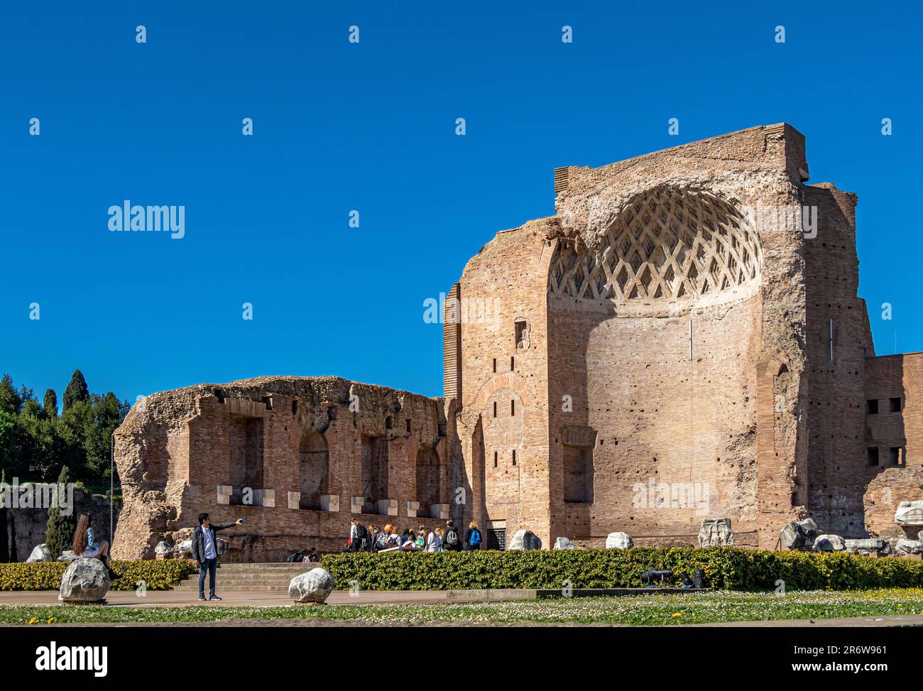 Il Tempio di Venere e Roma fu inaugurato dall'imperatore Adriano nel 121 d.C. e si trova sul colle Veliano, all'interno del Foro Romano, Roma, Italia Foto Stock