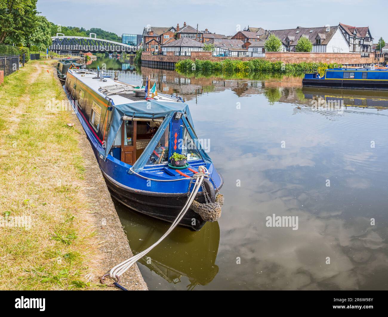 Colorate barche strette catturate a Northwich Quay sul fiume Weaver nel giugno 2023 sotto un cielo luminoso. Foto Stock