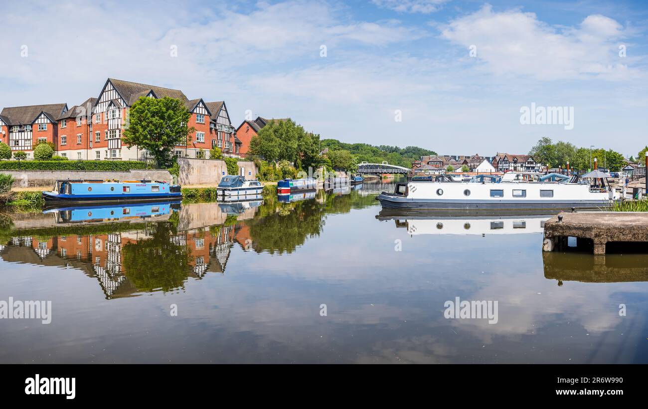 Una cattura panoramica HDR multi immagine di barche strette colorate catturate riflettendo nell'acqua a Northwich Quay sul fiume Weaver nel giugno 2023 sotto Foto Stock