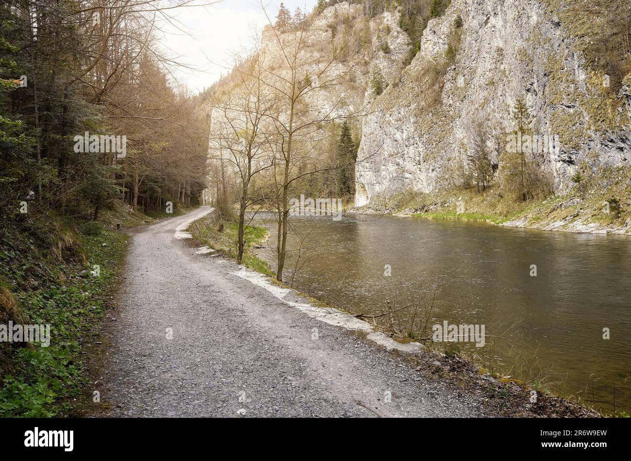 Un percorso lungo il fiume Dunajec nelle montagne Pieniny, Polonia. Foto Stock