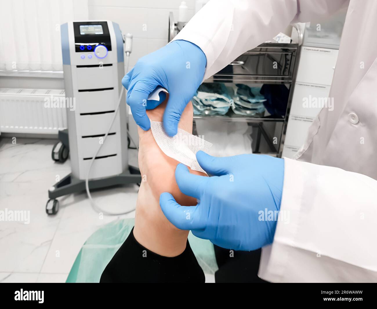 Il medico fa iniezione blocco medico di farmaci ormonali di glucocorticoidi al tallone del paziente. Visita al chirurgo ortopedico. Alleviare il trattamento del dolore proc Foto Stock