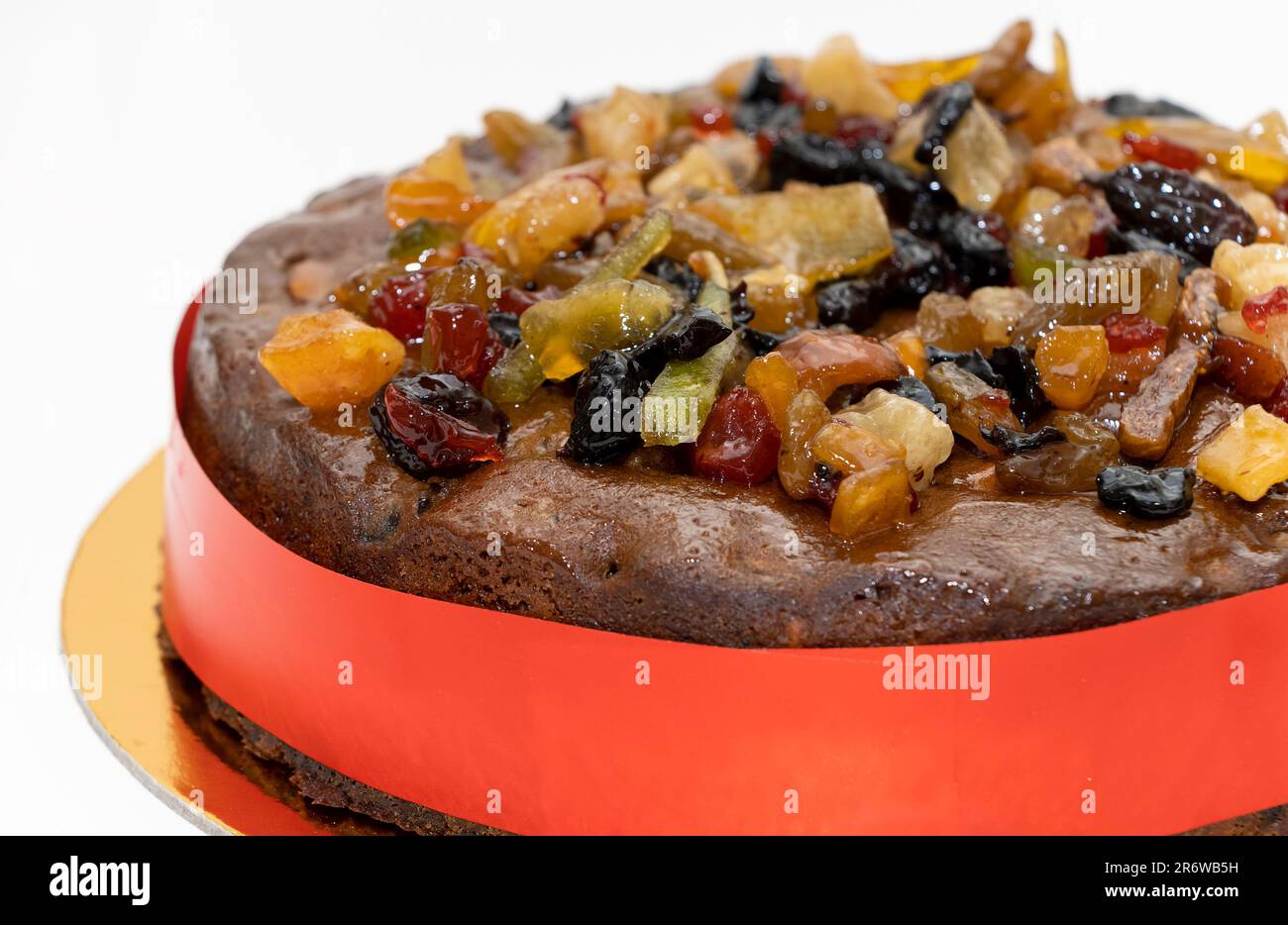 Immagine ravvicinata della torta di prugne o della torta di Natale frutta secca sulla parte superiore. Sfondo bianco isolato Foto Stock