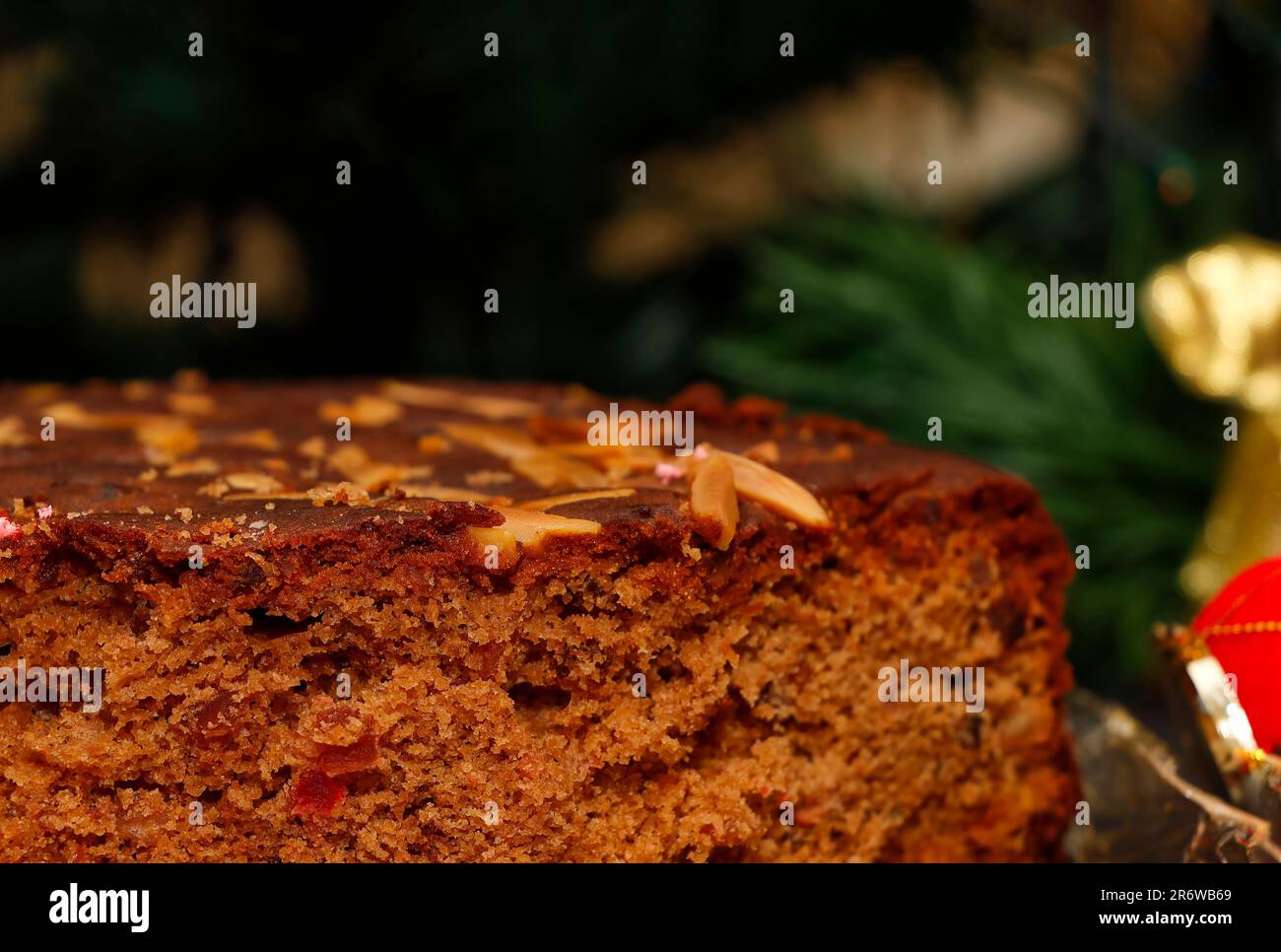 Immagine di primo piano della torta di prugne affettata o della torta di Natale. Sfondo bianco isolato Foto Stock