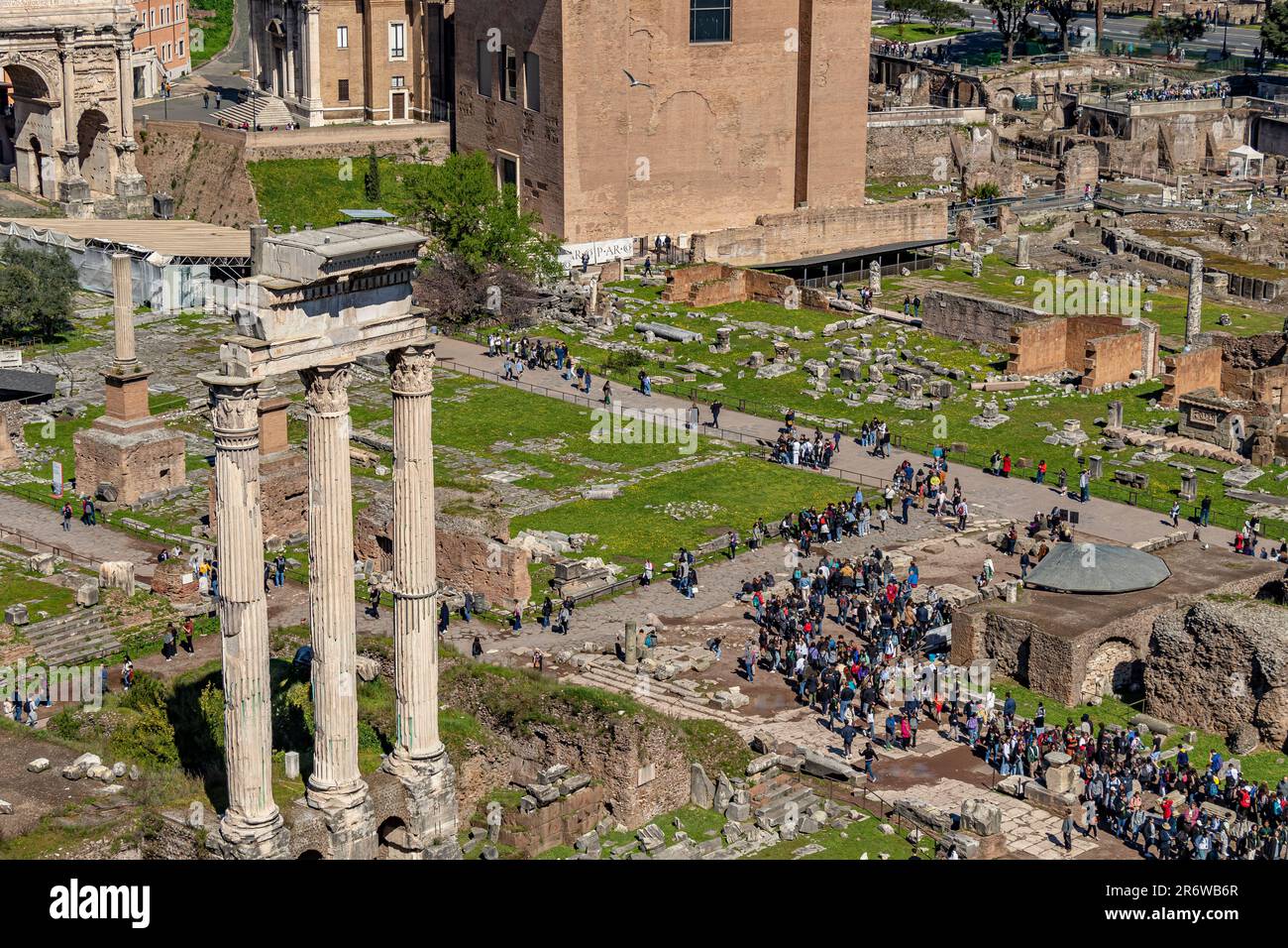 Il Foro Romano si trova al centro dell'antica città di Roma vista dal colle Palatino, Roma, Italia Foto Stock