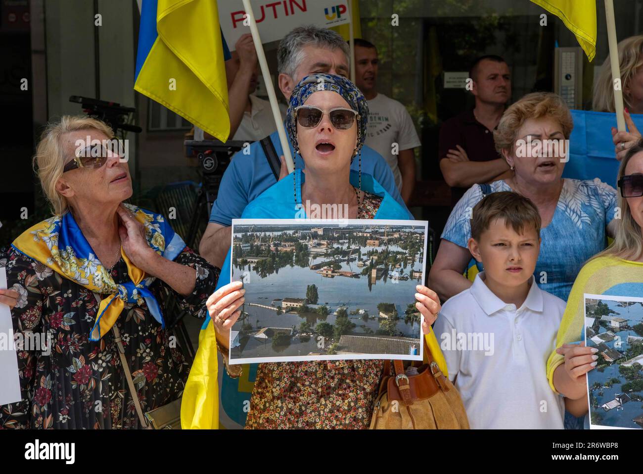 Lisbona, Portogallo. 11th giugno, 2023. Un attivista tiene un cartello anti-guerra durante un raduno vicino al quartier generale dell'ambasciata russa a Lisbona. Questa protesta è stata convocata dall'Associazione degli ucraini in Portogallo e mira a mettere in evidenza i crimini di guerra della Russia in Ucraina, in particolare l'ecocidio associato alla distruzione delle risorse naturali della regione, nonché a chiedere giustizia, responsabilità e rispetto dei diritti umani. Credit: SOPA Images Limited/Alamy Live News Foto Stock