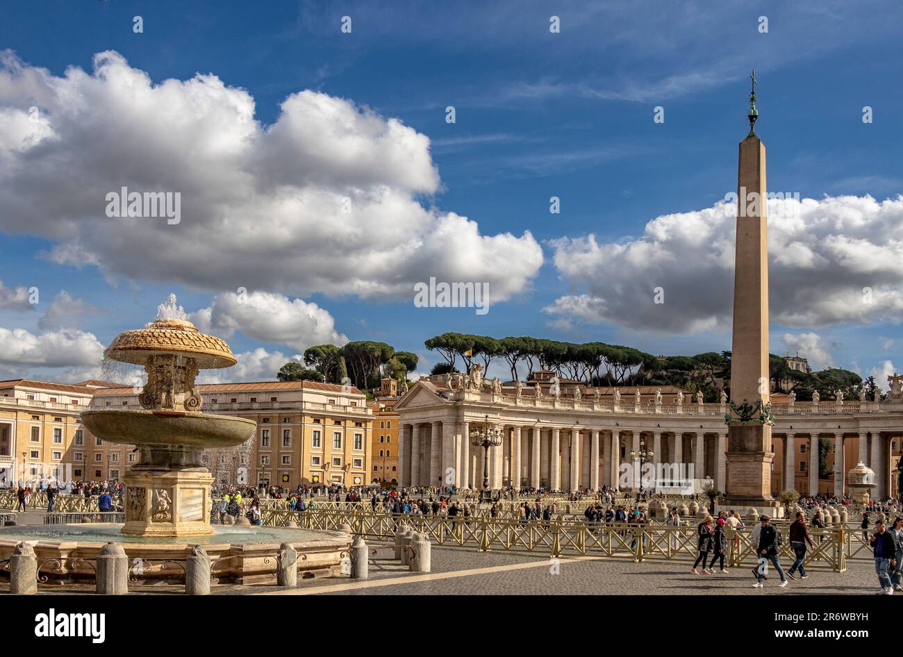 La Fontana e l'Obelisco in Piazza San Pietro una grande piazza situata direttamente di fronte a Piazza San Pietro Basilica di Pietro nella Città del Vaticano Foto Stock