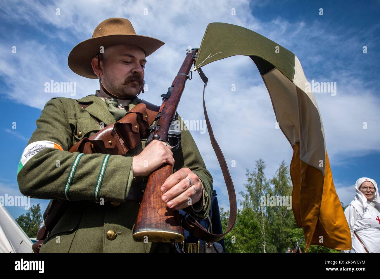 Mosca, Russia. 11th giugno 2023. Un uomo in uniforme di un soldato dell'esercito britannico della divisione irlandese della prima guerra mondiale partecipa al festival di rievocazioni storiche intitolato 'tempi ed epoche, nel parco di Mosca, in Russia Foto Stock