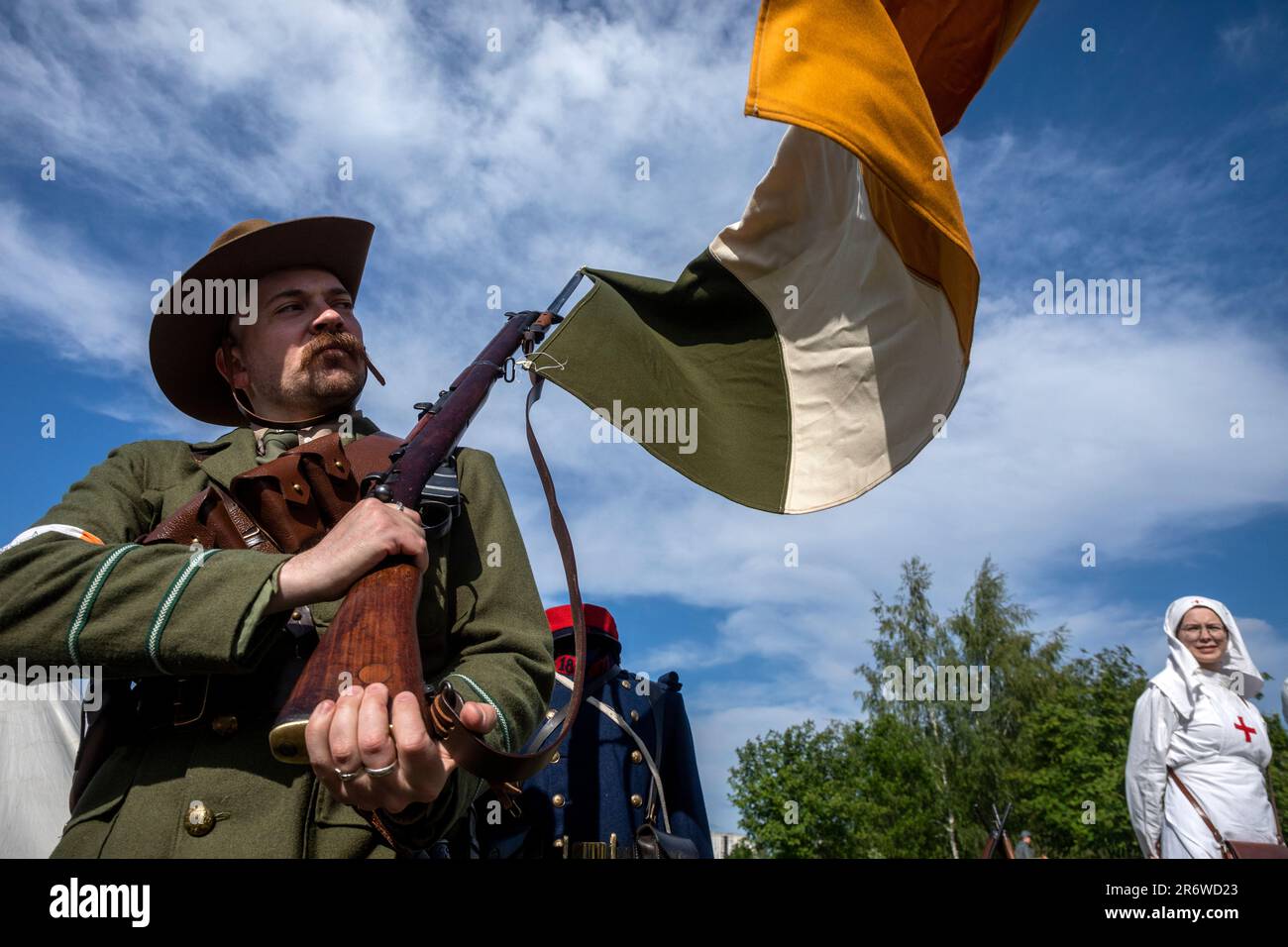 Mosca, Russia. 11th giugno 2023. Un uomo in uniforme di un soldato dell'esercito britannico della divisione irlandese della prima guerra mondiale partecipa al festival di rievocazioni storiche intitolato 'tempi ed epoche, nel parco di Mosca, in Russia Foto Stock