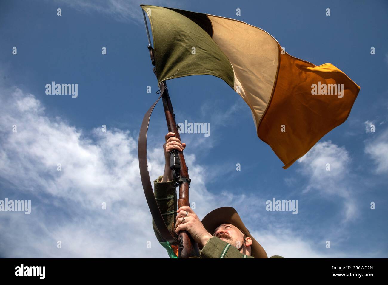 Mosca, Russia. 11th giugno 2023. Un uomo in uniforme di un soldato dell'esercito britannico della divisione irlandese della prima guerra mondiale partecipa al festival di rievocazioni storiche intitolato 'tempi ed epoche, nel parco di Mosca, in Russia Foto Stock