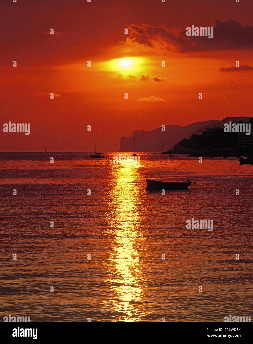 Spagna. Isole Baleari. Maiorca. Santa Ponsa. Vista della costa al tramonto. Foto Stock