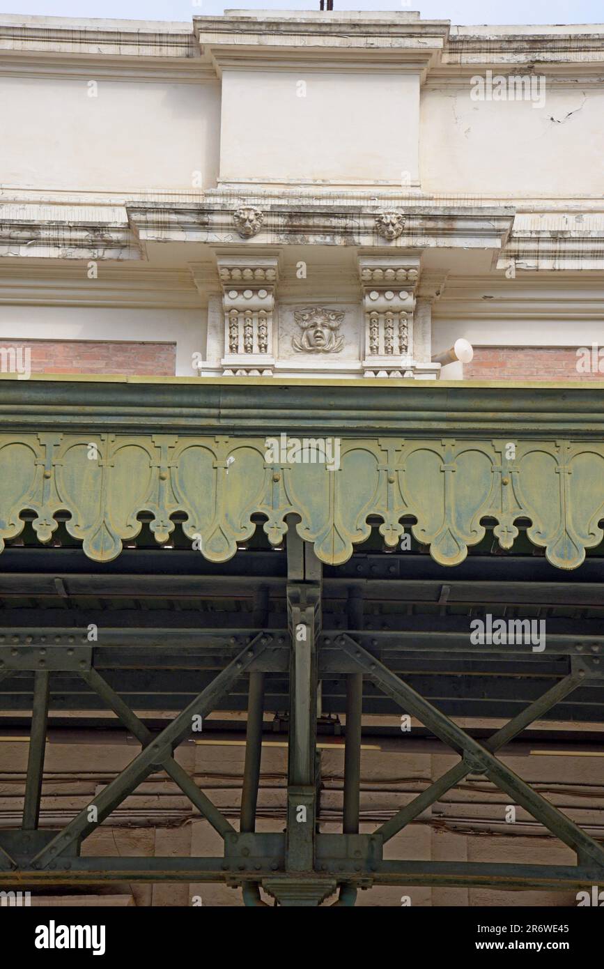 Particolare delle decorazioni in ferro sul baldacchino della storica stazione ferroviaria di Napoli Mergellina, Napoli, Italia Foto Stock