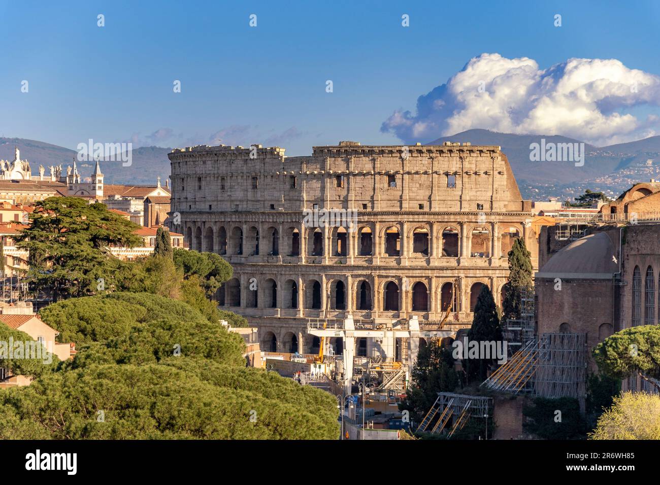 Il Colosseo Roma, visto dalla piattaforma panoramica sulla cima del Monumento a Vittorio Emanuele II, Roma, Italia Foto Stock