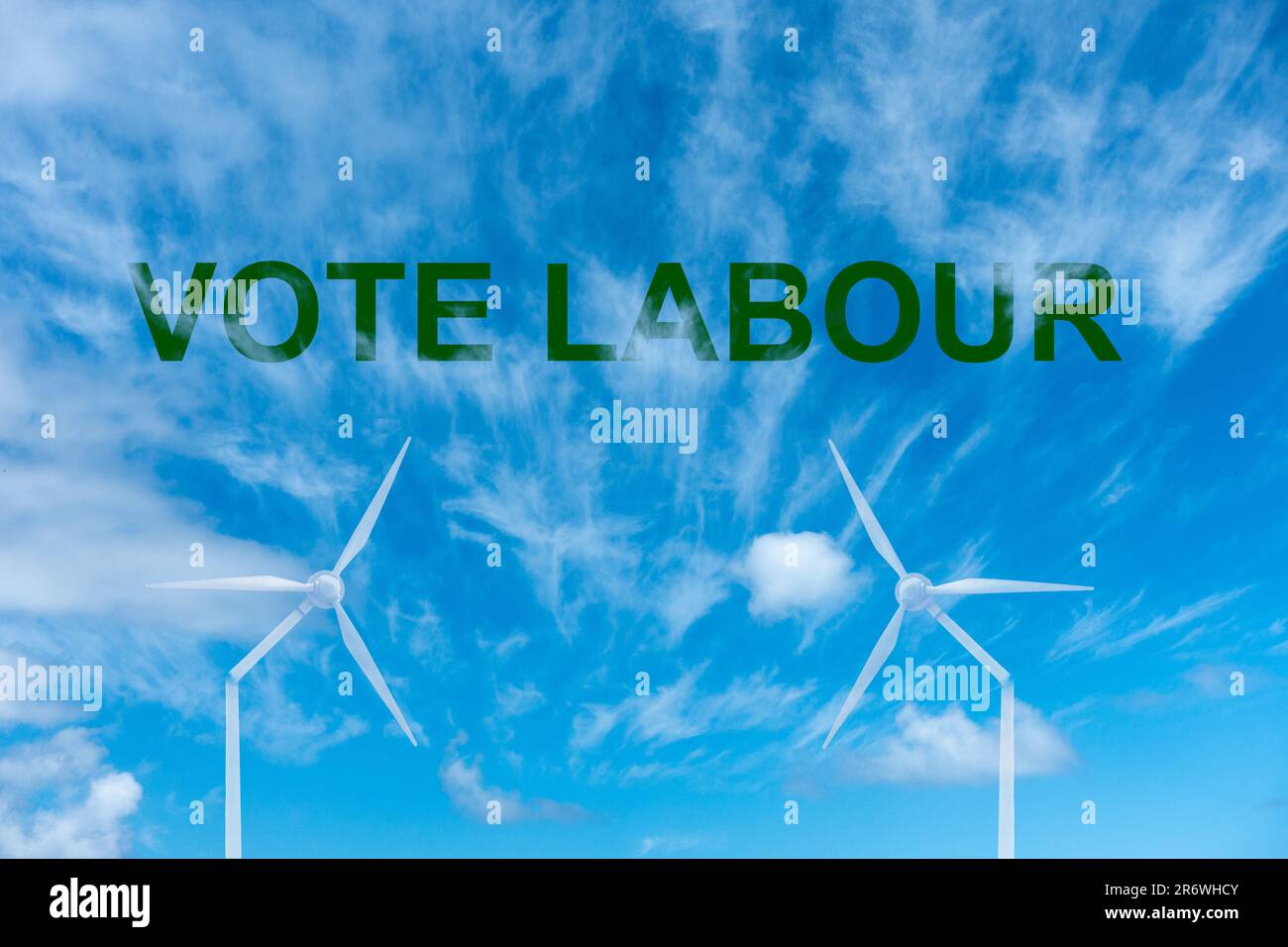 Concetto di piano di prosperità verde del partito laburista. Turbine eoliche rotte contro il cielo blu. Foto Stock