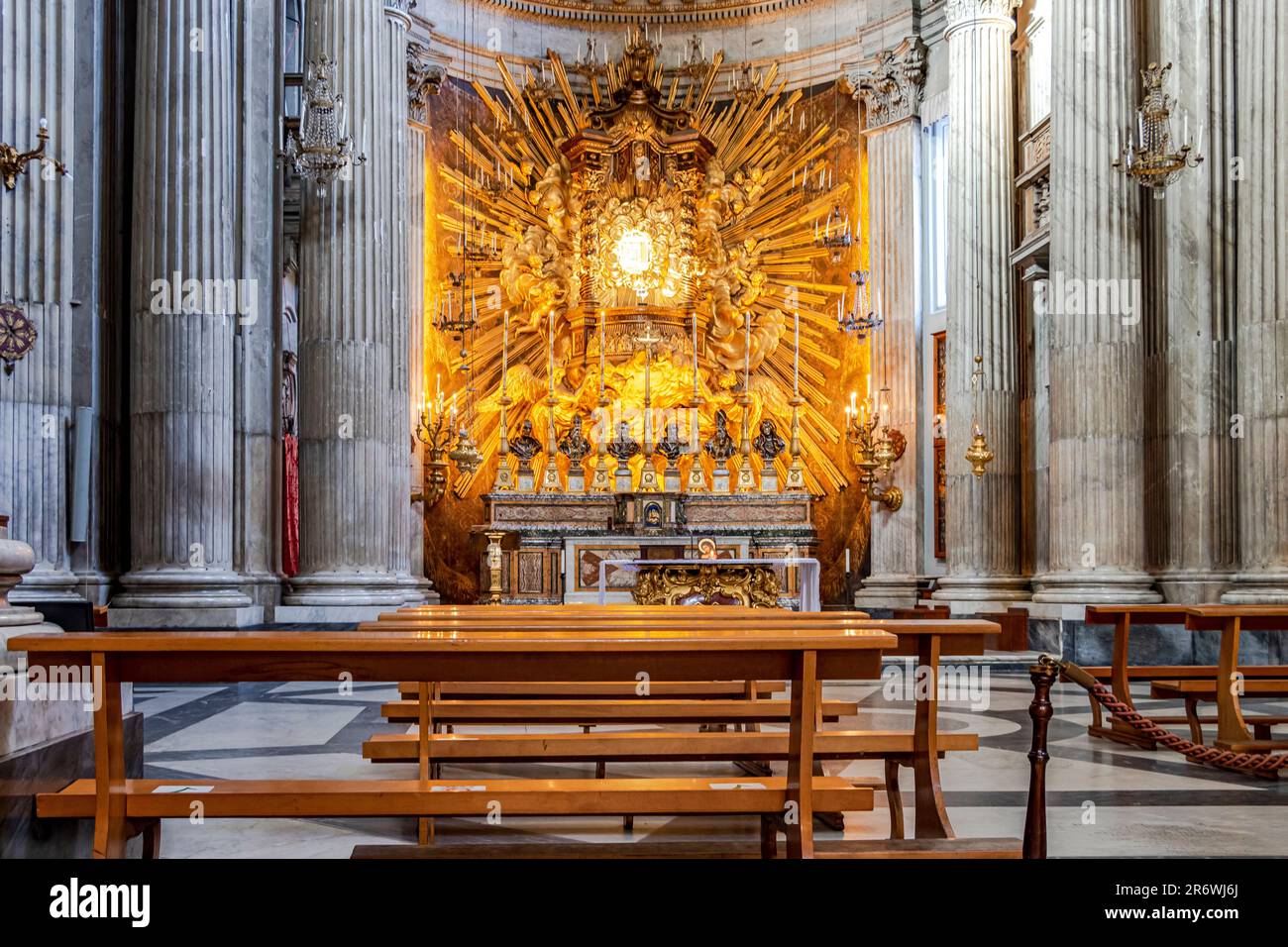 Persone che visitano la Basilica di Santa Maria e Martire all'interno del Pantheon, Roma, Italia Foto Stock
