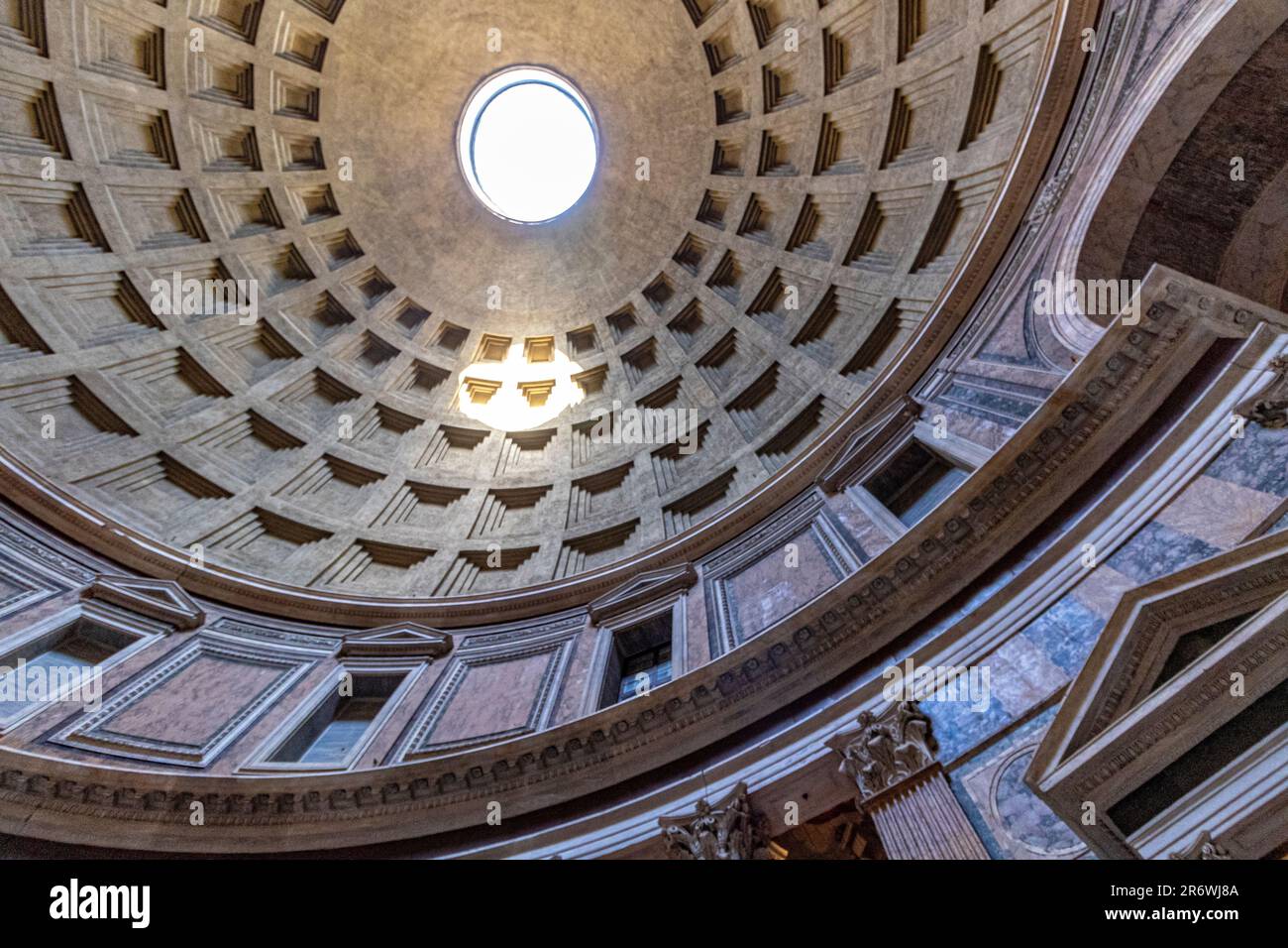 L'oculo in cima alla cupola del Pantheon, Roma, Italia Foto Stock