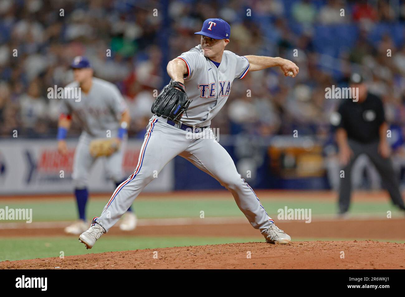 St Petersburg, FL USA; il sollievo della caraffa dei Texas Rangers John King (32) offre un campo durante una partita della MLB venerdì 9 giugno 2023 al Tropicana Field. T Foto Stock