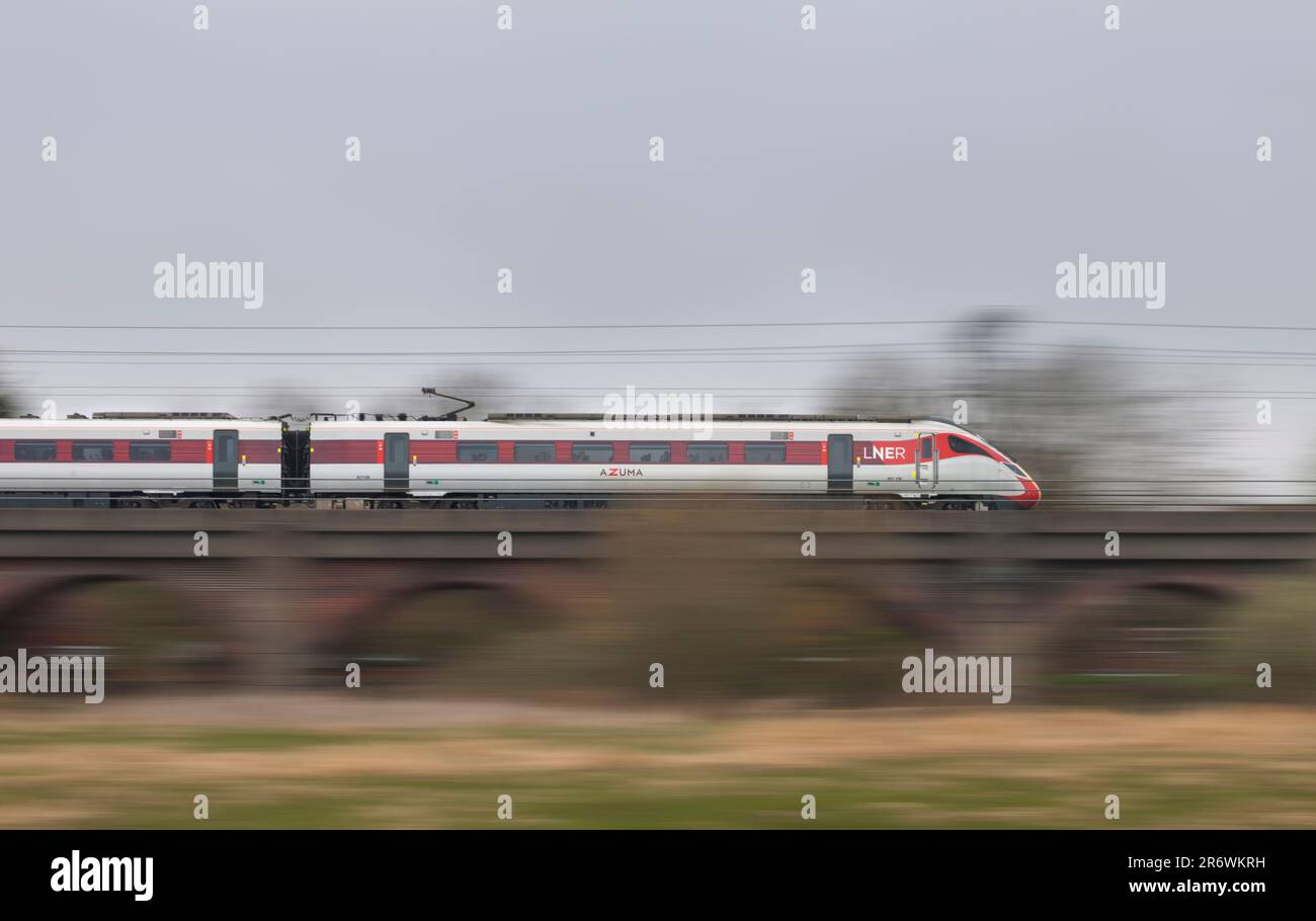 LNER classe 801 treno elettrico Azuma che accelera lungo la linea principale della costa orientale con sfocatura del movimento che attraversa il viadotto di Bawtry Foto Stock