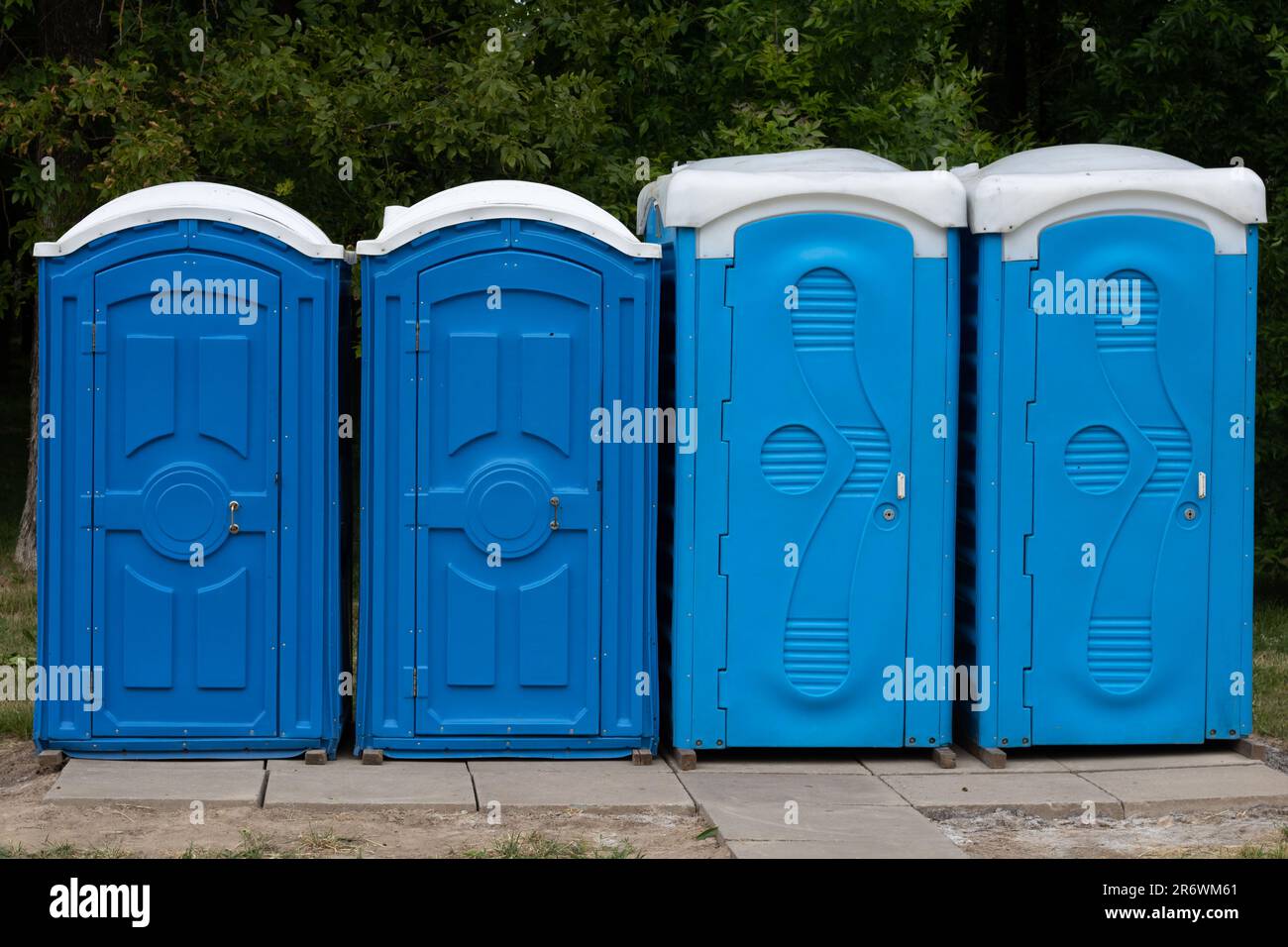 foto dei bagni pubblici blu che si trovano all'esterno Foto Stock