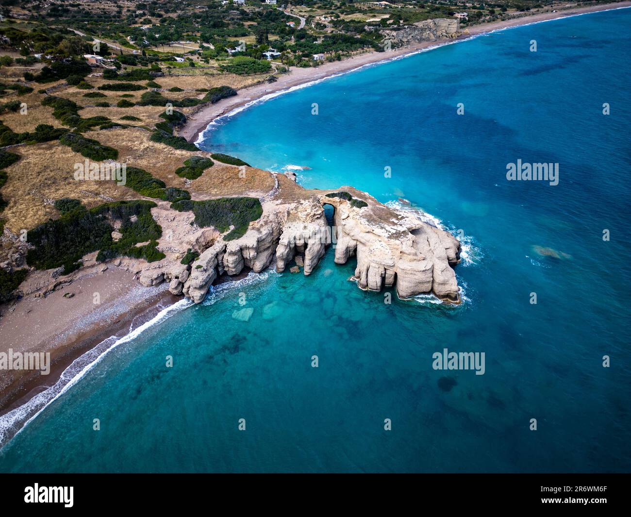 Paralia Limni Beach sull'isola di Kythira in Grecia con archi in pietra e acqua blu Foto Stock