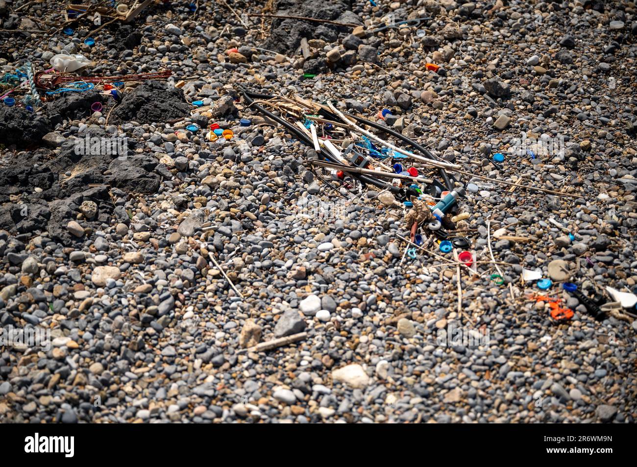 Spazzato via i rifiuti di plastica (plastica oceanica) su una spiaggia che inquinano gli oceani Foto Stock