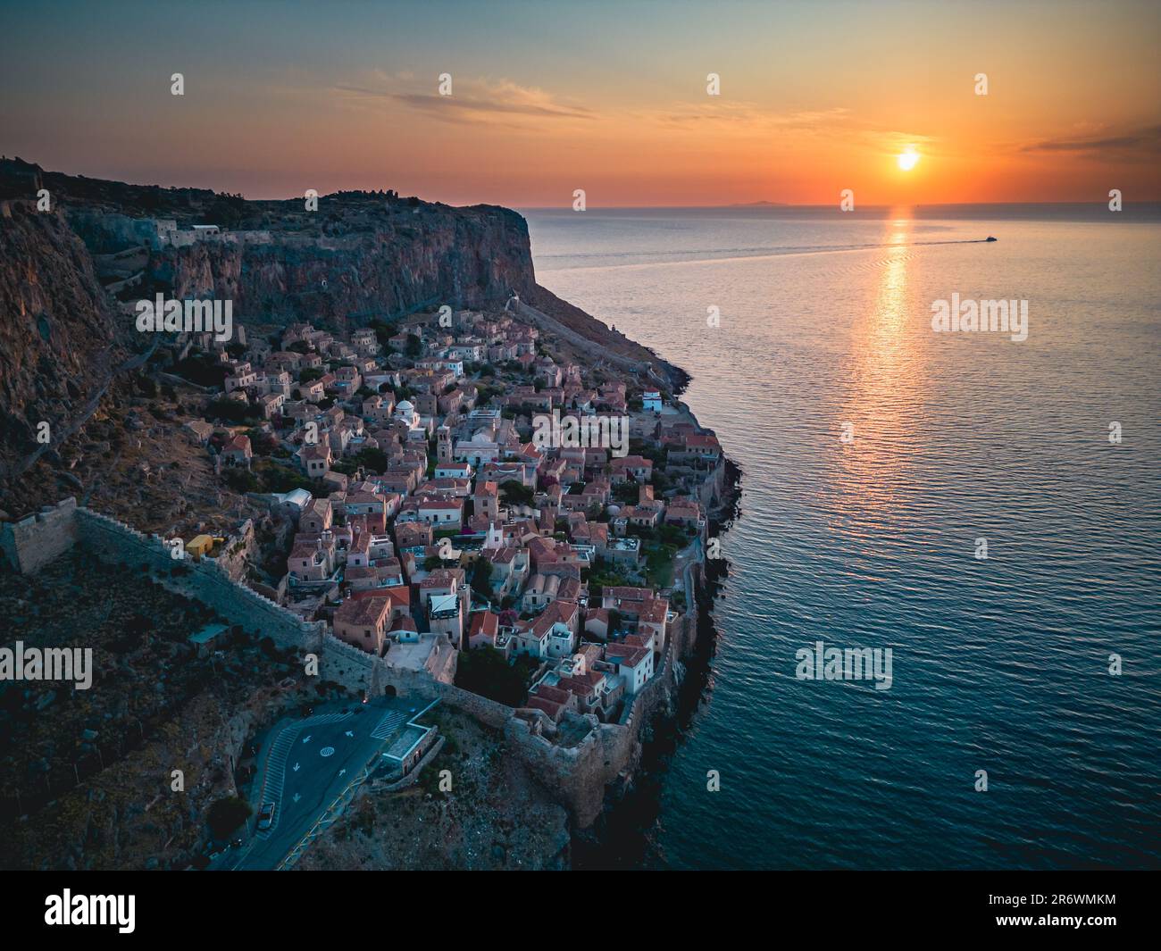 Veduta aerea del centro storico di Monemvasia all'alba Foto Stock
