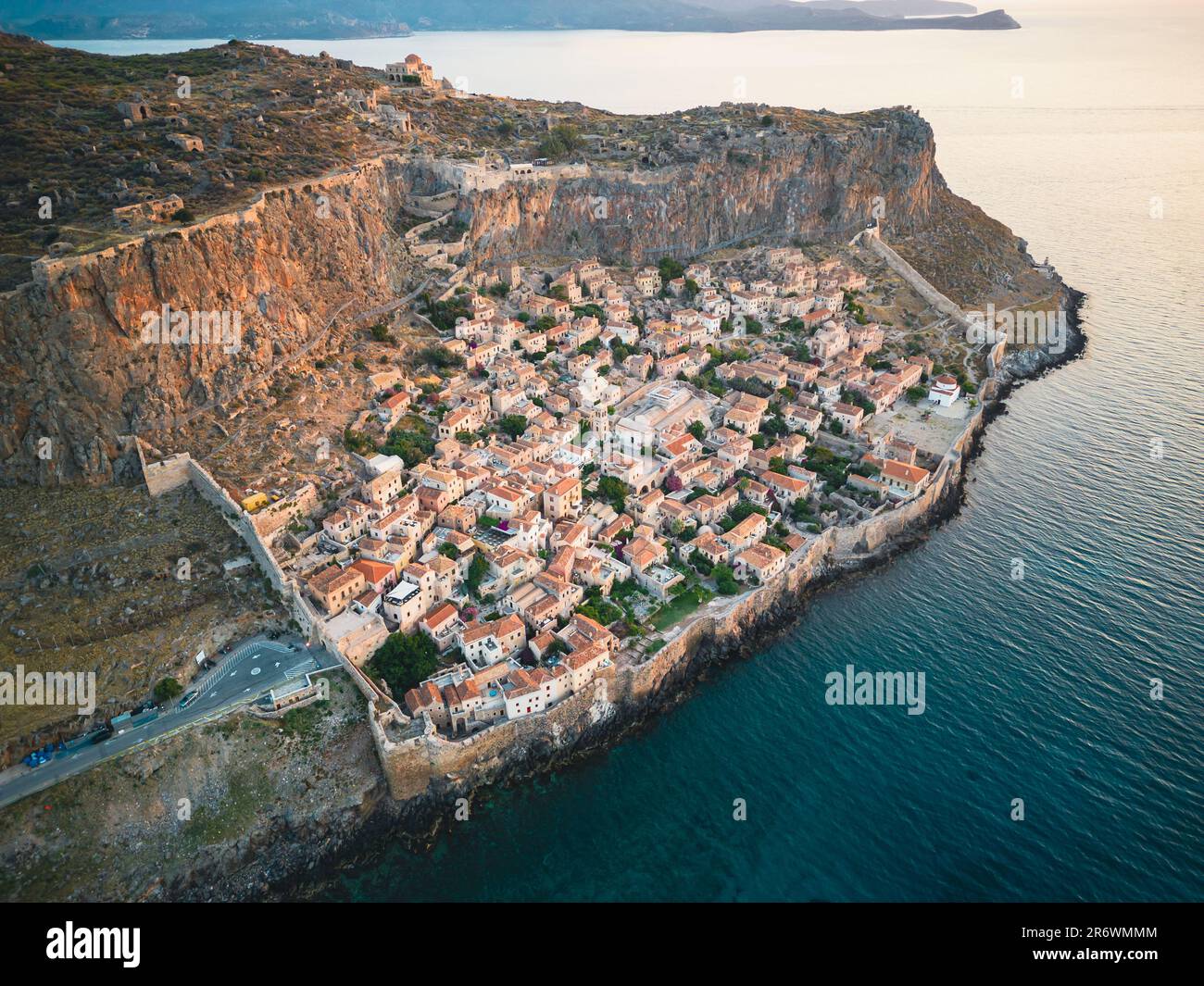 Veduta aerea del centro storico di Monemvasia all'alba Foto Stock