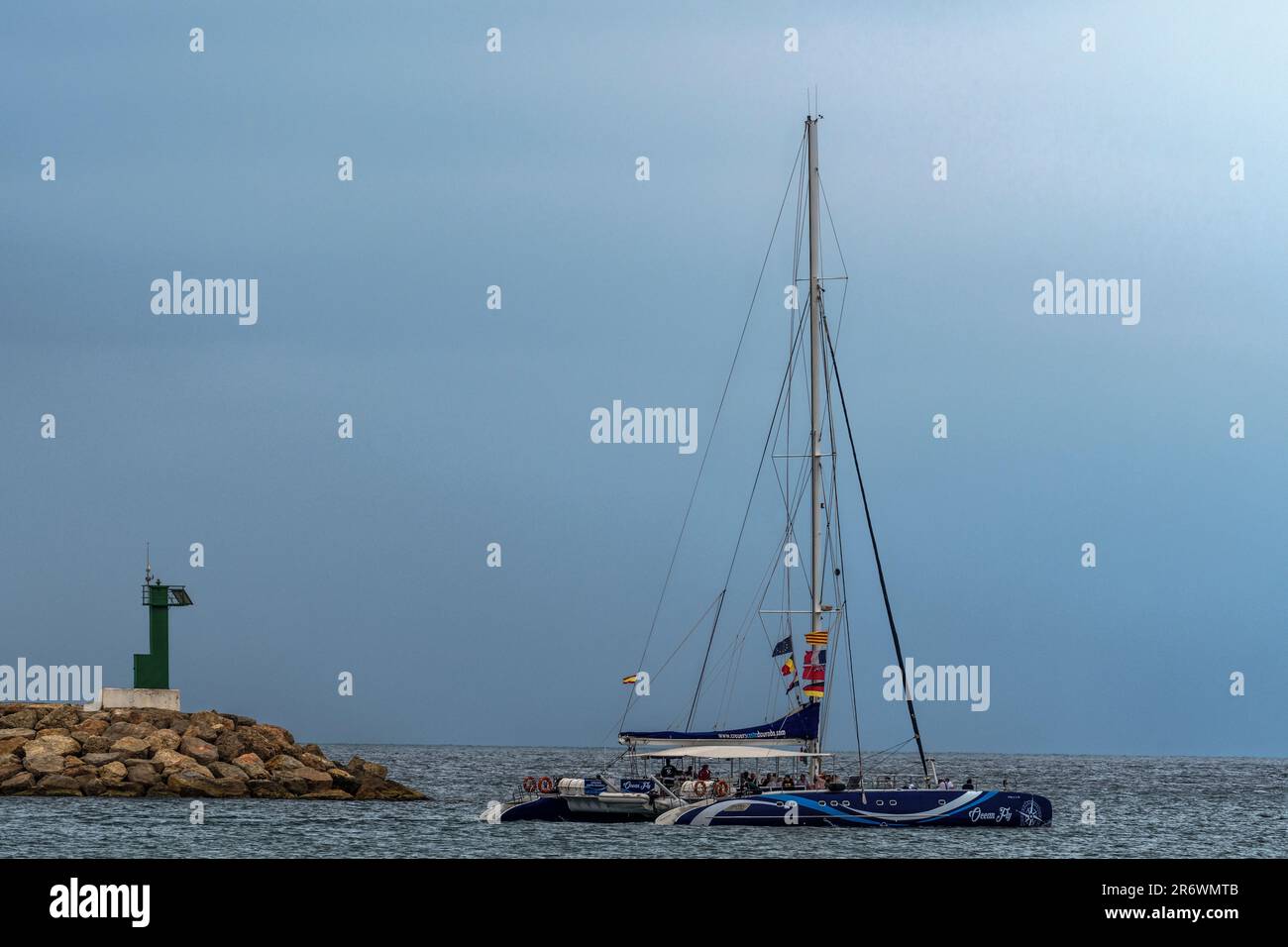 Crociera in catamarano lungo la Costa Dorada da Cambrils, Costa Daurada, Provincia di Tarragona, Catalogna, Spagna, Europa Foto Stock