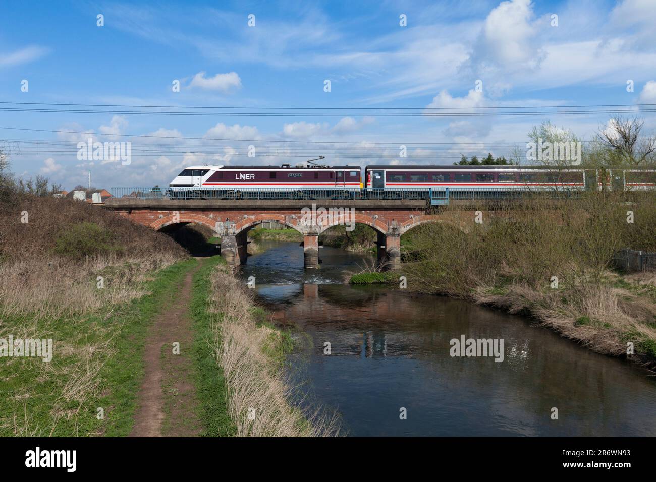 London North Eastern Railway ( LNER ) classe 91 locomotiva 91107 che attraversa il viadotto inattivo del fiume a Retford sulla linea ferroviaria principale della costa orientale Foto Stock