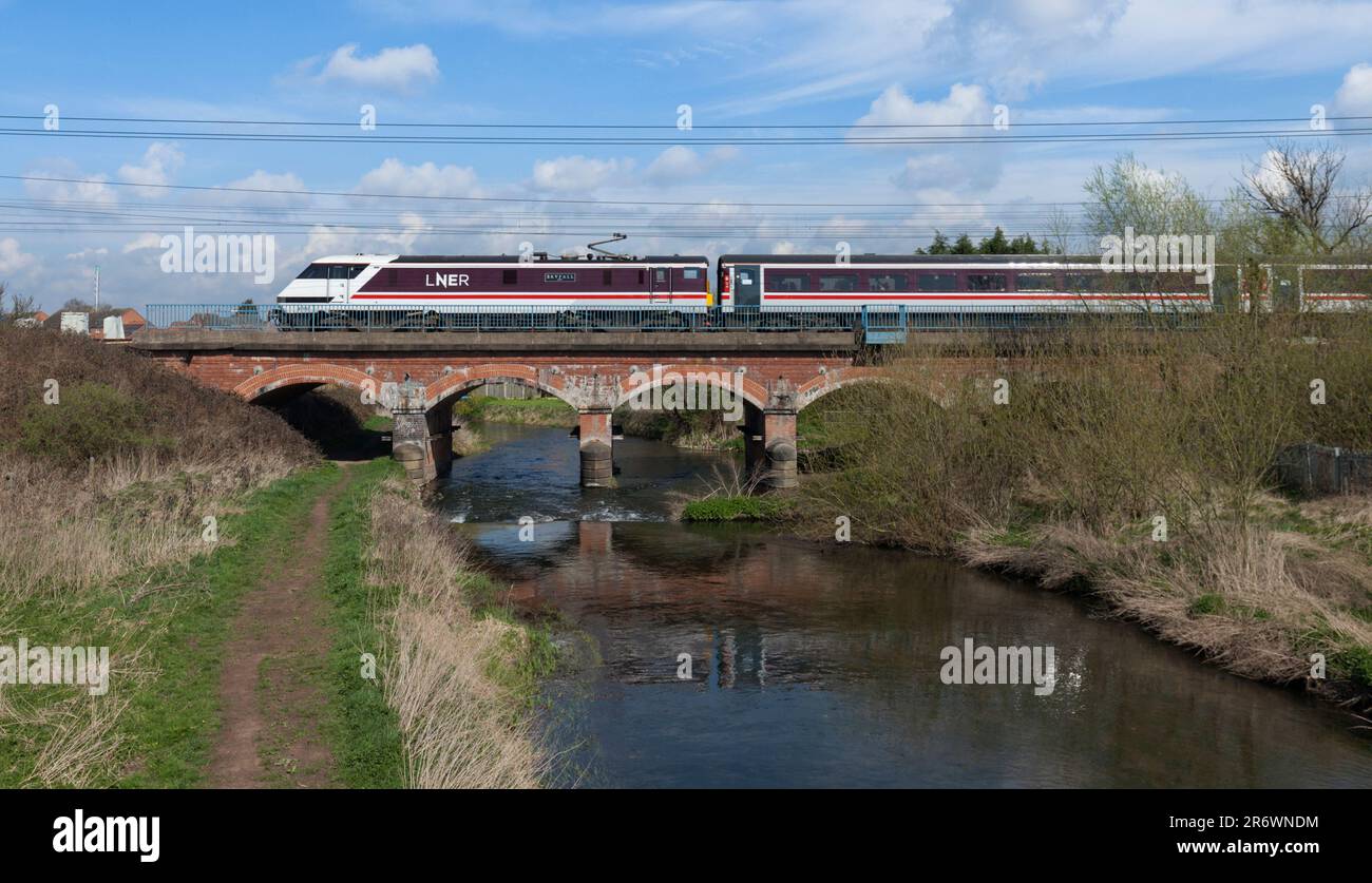 London North Eastern Railway ( LNER ) classe 91 locomotiva 91107 che attraversa il viadotto inattivo del fiume a Retford sulla linea ferroviaria principale della costa orientale Foto Stock