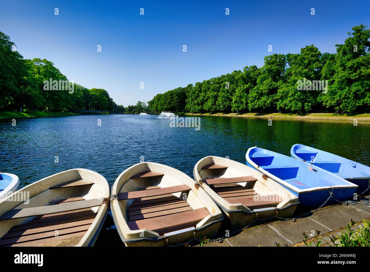 barche a remi che giacciono sulla riva del parco bluecherpark a colonia in una giornata di sole Foto Stock