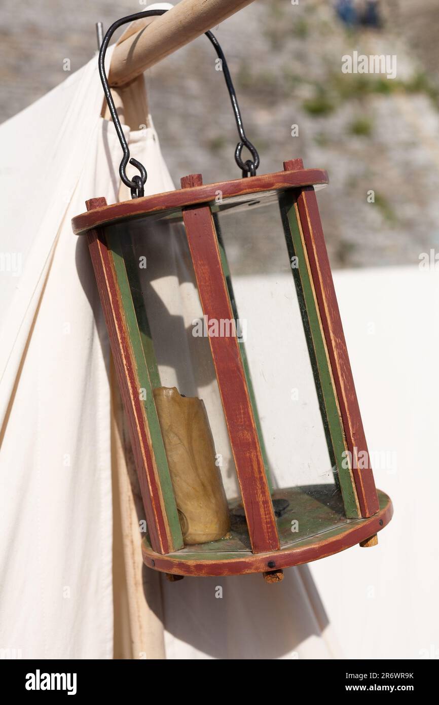 17th ° secolo rustico vecchia lanterna di legno a tenda soldato Foto Stock