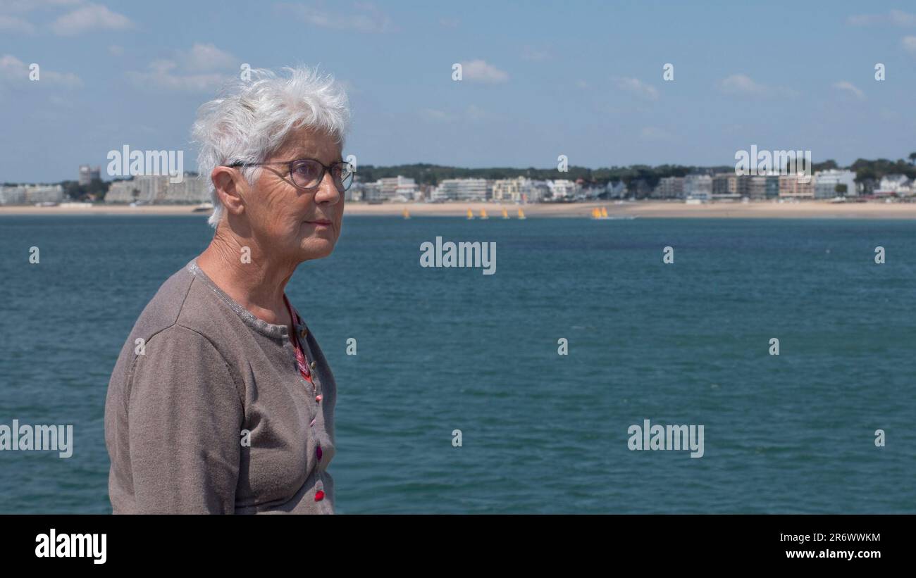 Ritratto di una persona anziana penitente sul mare Foto Stock