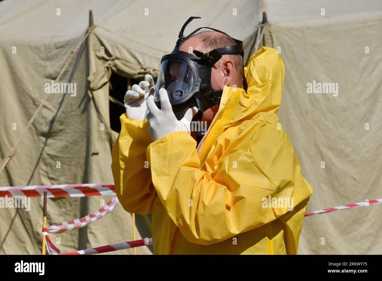 Un operaio ucraino di emergenza visto indossare un vestito di protezione dalle radiazioni durante un addestramento di esposizione alle radiazioni in caso. L’agenzia Ucraina per l’energia nucleare ha messo l’ultimo reattore in funzione della centrale nucleare di Zaporizhzhia, considerata la più grande centrale nucleare europea, in una “chiusura a freddo” come mossa precauzionale dopo la distruzione della diga di Kakhovka, l’agenzia ha affermato che nella dichiarazione di venerdì. Foto Stock