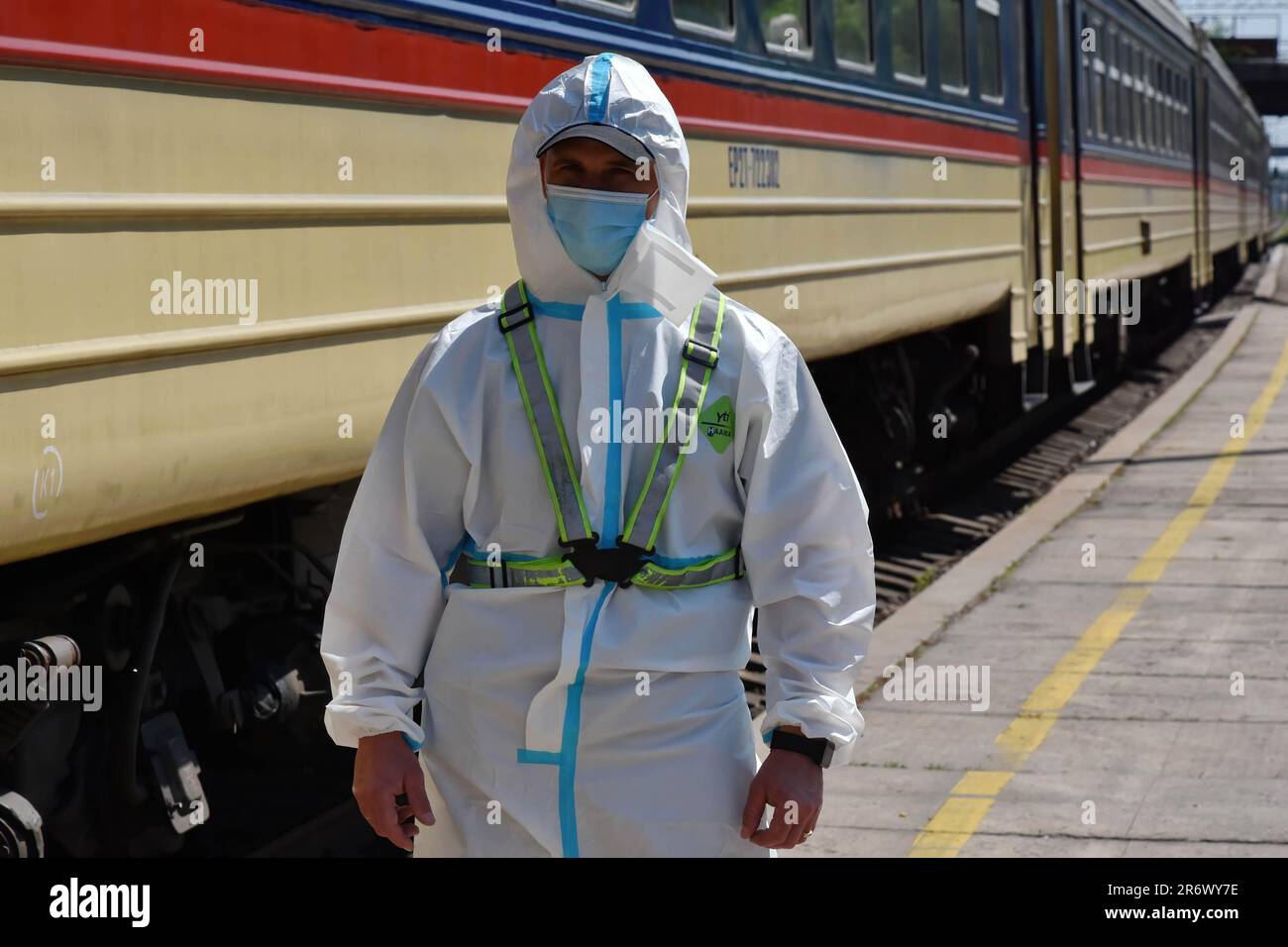 Un medico che indossa una tuta di protezione dalle radiazioni si trova vicino a un treno di evacuazione durante un addestramento all'esposizione alle radiazioni in caso di esposizione. L’agenzia Ucraina per l’energia nucleare ha messo l’ultimo reattore in funzione della centrale nucleare di Zaporizhzhia, considerata la più grande centrale nucleare europea, in una “chiusura a freddo” come mossa precauzionale dopo la distruzione della diga di Kakhovka, l’agenzia ha affermato che nella dichiarazione di venerdì. Foto Stock